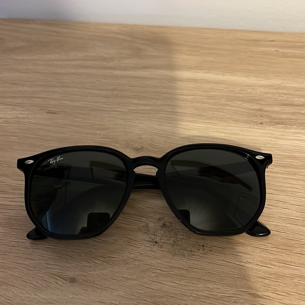 Womens like new black rayban sunglasses